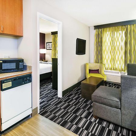 La Quinta Inn & Suites By Wyndham The Woodlands Spring Extérieur photo