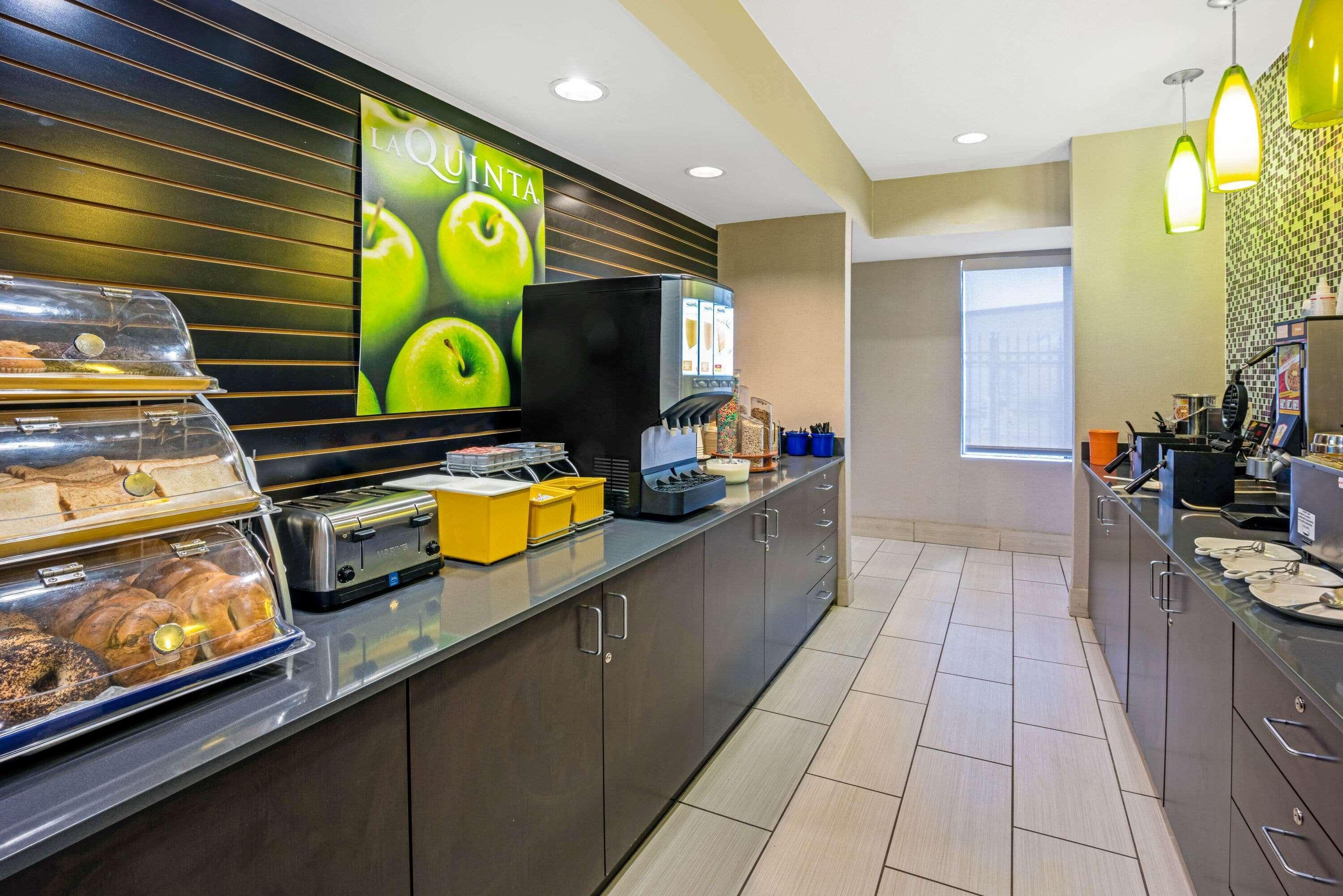 La Quinta Inn & Suites By Wyndham The Woodlands Spring Extérieur photo