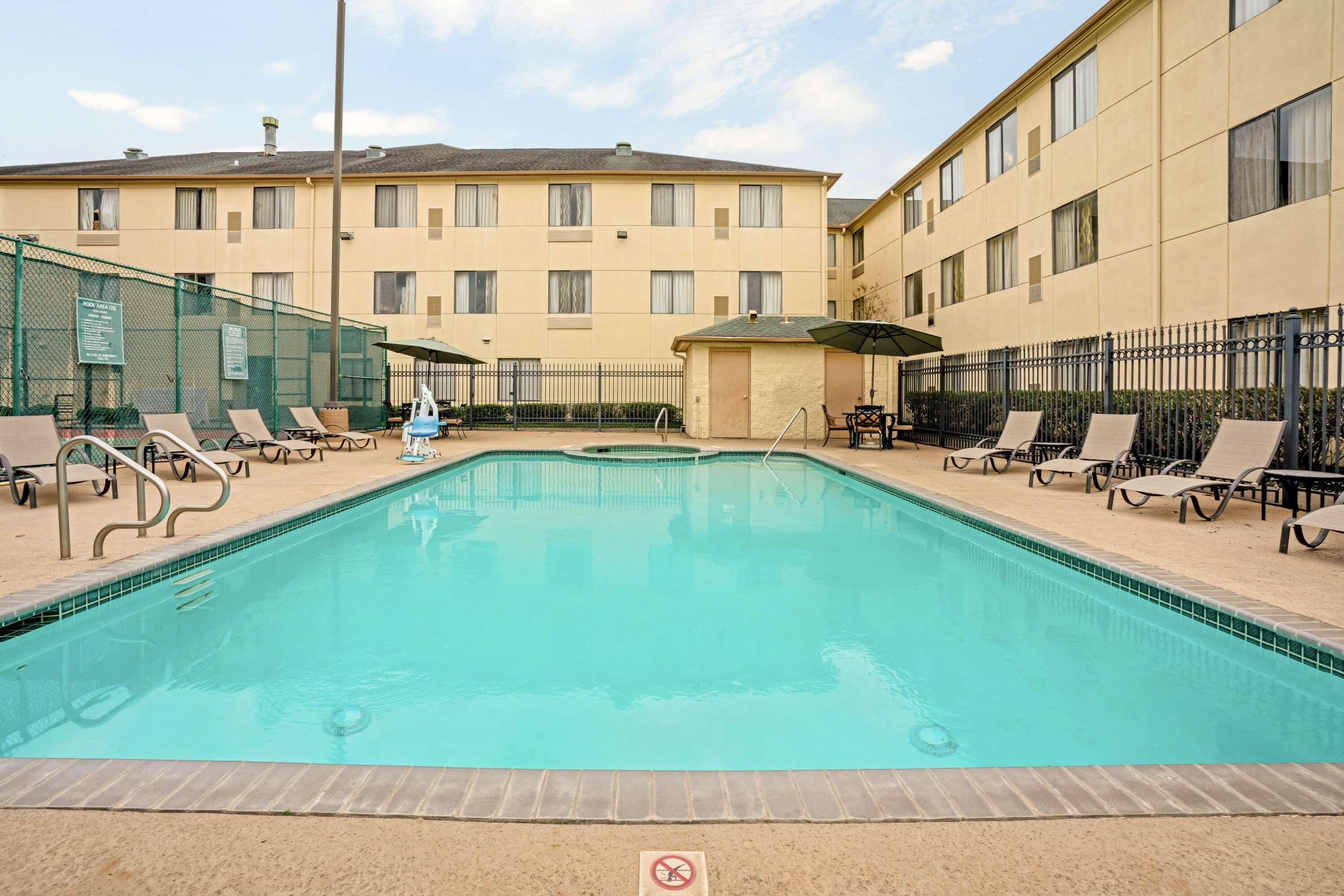 La Quinta Inn & Suites By Wyndham The Woodlands Spring Extérieur photo